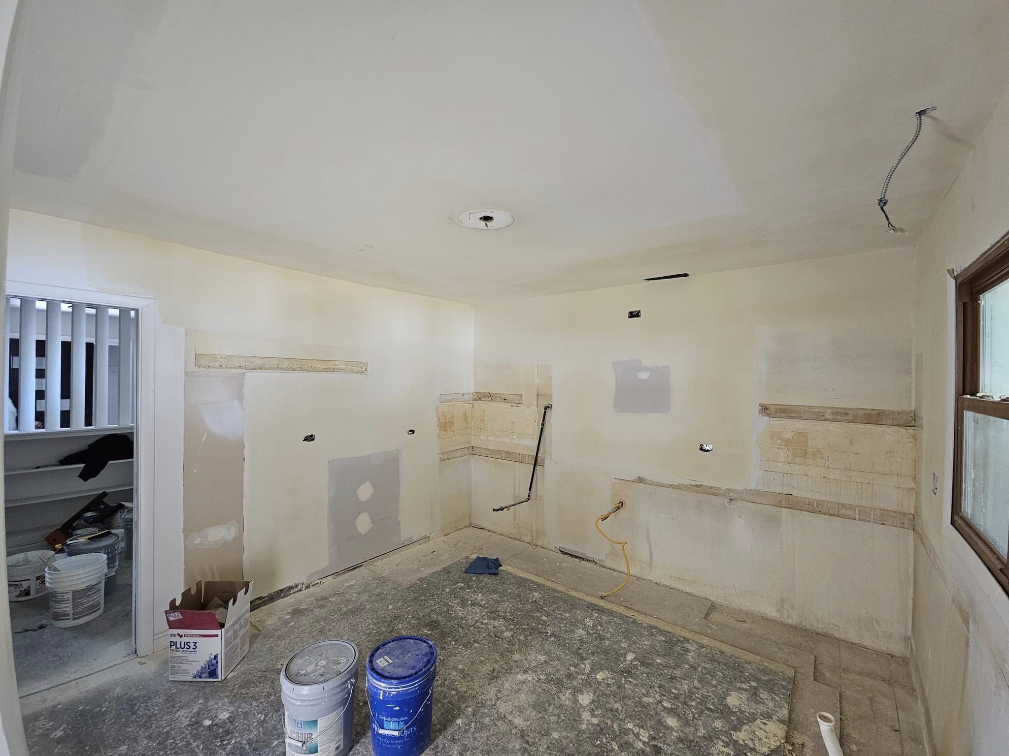 Medium kitchen before painting